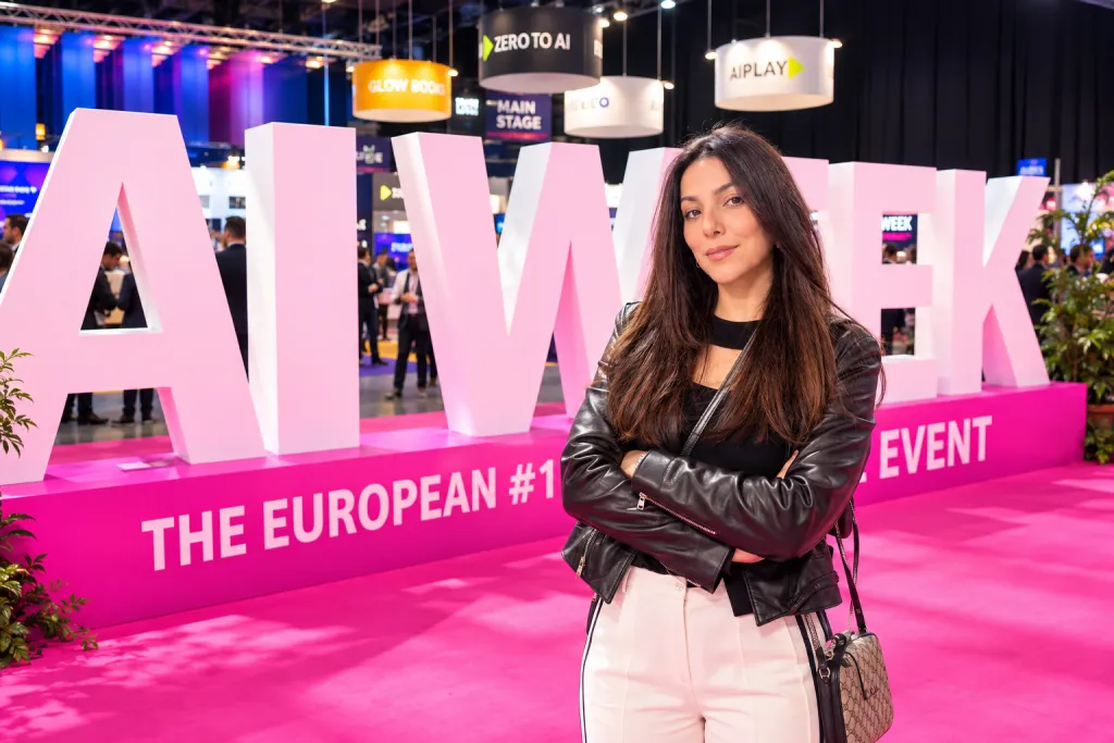 Davanti alla grande scritta di AI Week Milano 2026